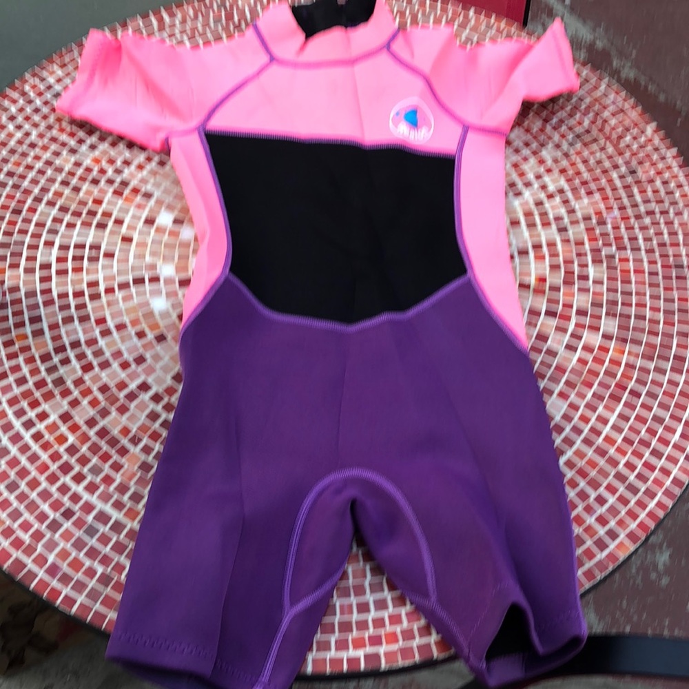 Kids wetsuit size 10 runs smalls